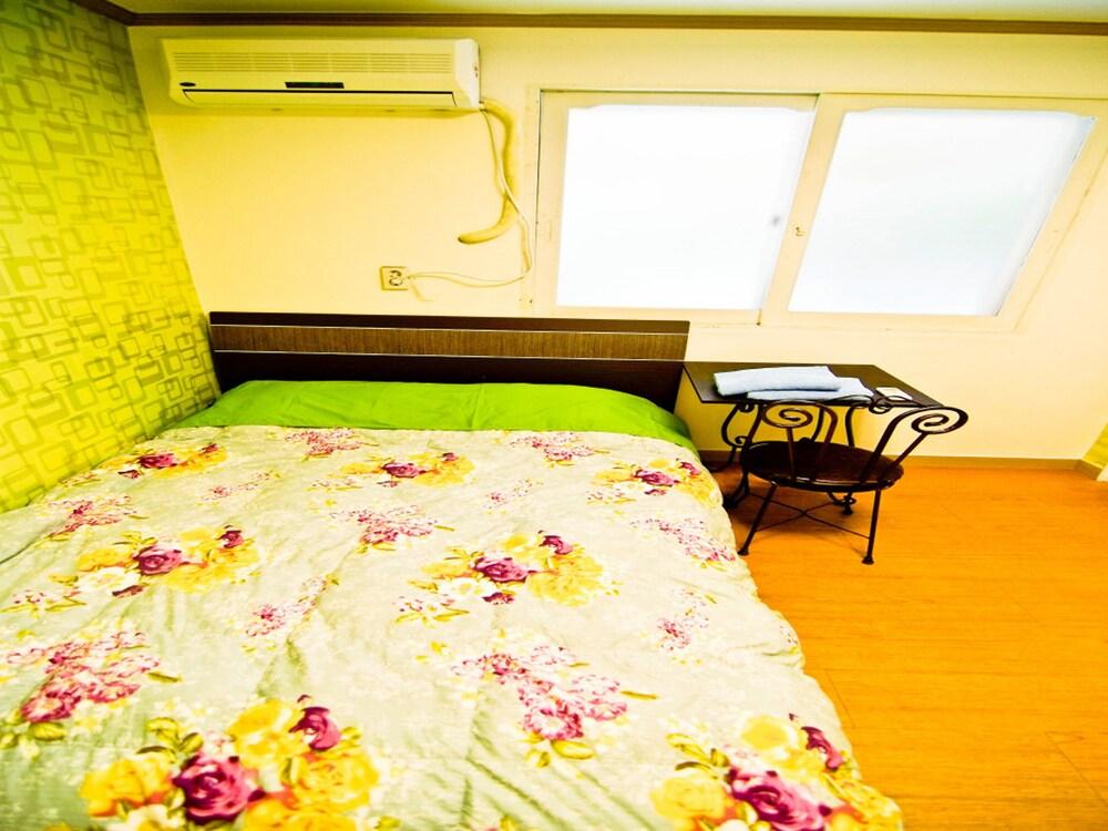 Kimchee Hongdae Guesthouse Seoul Ngoại thất bức ảnh